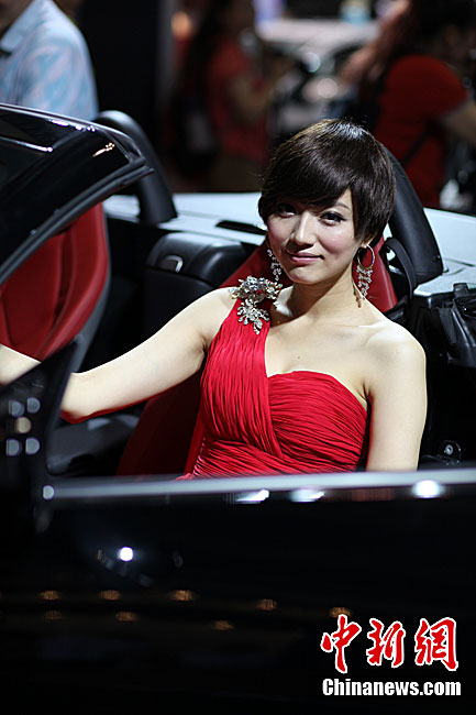高清：重慶國際車展開幕 美女車模伴豪車