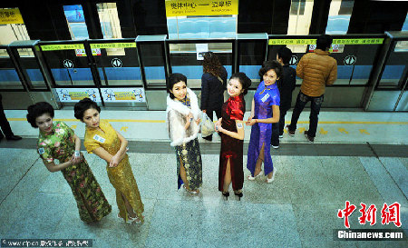 南京地鐵1號線上演旗袍秀