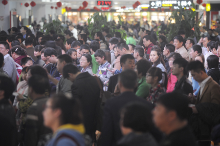 海南迎來春運第二輪高峰 志愿者協(xié)助旅客登機