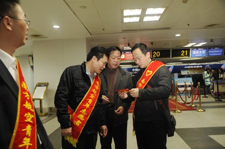 海南迎來春運第二輪高峰 志愿者協(xié)助旅客登機