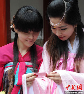 福建漢服愛好者依傳統(tǒng)禮儀舉行花朝節(jié)民俗活動