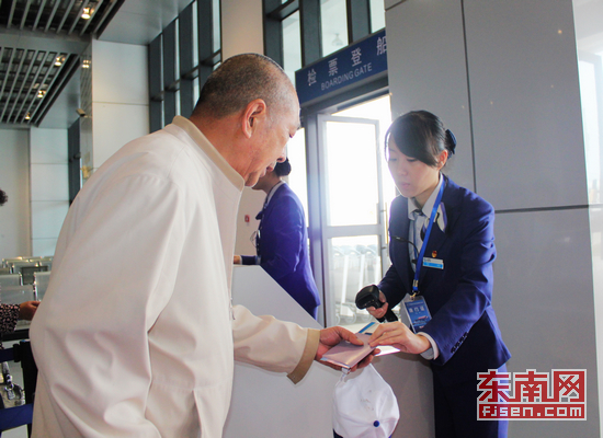 海峽號(hào)迎首個(gè)火車旅游專列 乘客開啟海景之旅