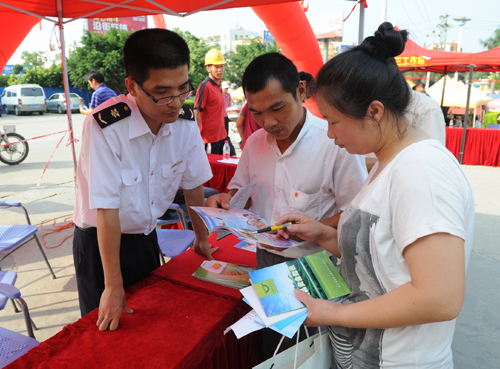 翔安區(qū)開(kāi)展食品安全、節(jié)能減排宣傳活動(dòng)