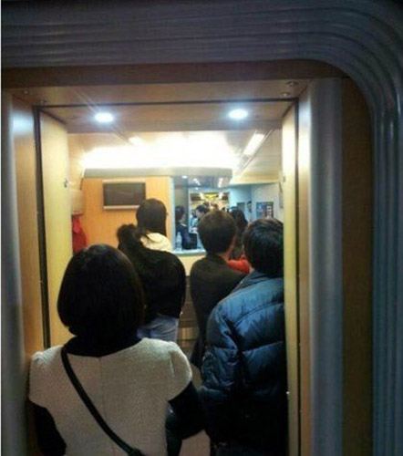 廈門-杭州動(dòng)車突發(fā)故障滯留 被指因超載勸人換車