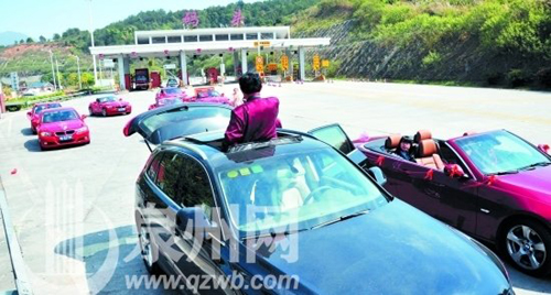 泉州迎親隊(duì)9輛紅寶馬統(tǒng)一紅唐裝 女方嫁妝上億