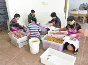 龍巖泡鴨爪來(lái)歷不明 批發(fā)商:我們從來(lái)不吃