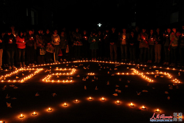 福州高校為雅安祈福：“四川雄起！雅安不哭！”