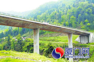 廈門(mén)援建彭州項(xiàng)目質(zhì)量過(guò)硬 經(jīng)受住了蘆山地震考驗(yàn)