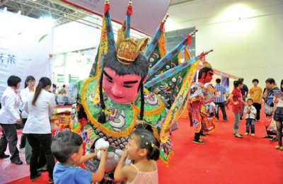 海交會(huì)一天涌入10萬人 美食、新奇日用品熱賣