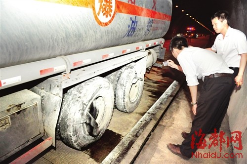 福州繞城高速上油罐車撞上隧道壁 過往司機(jī)棄車而逃