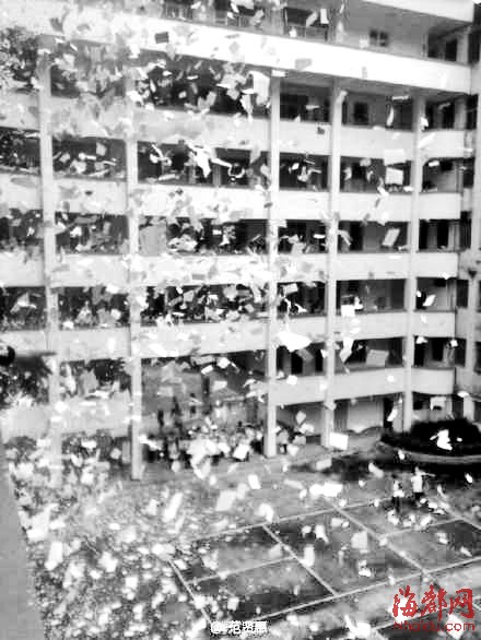 南平高考生集體撕書減壓 網(wǎng)友微博直播