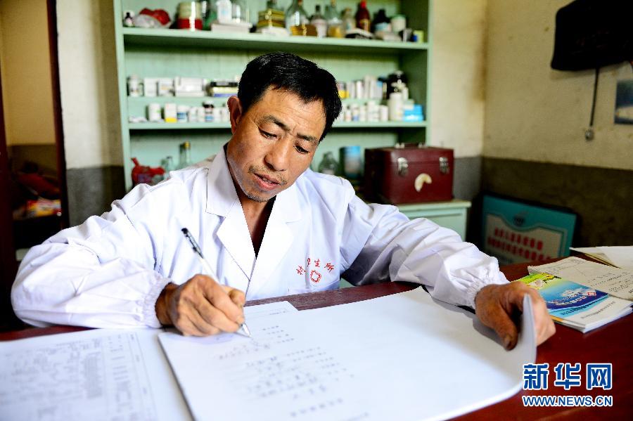 “穿梭在田間地頭的鄉(xiāng)村醫(yī)生”——彭火興