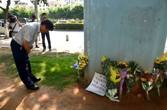 廈門市民前往事發(fā)地自發(fā)哀悼 8學(xué)生仍失蹤