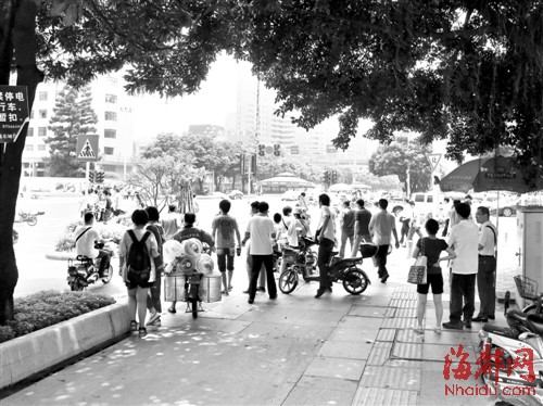 福州：難熬暴曬行人闖紅燈 警方稱將增設遮陽傘