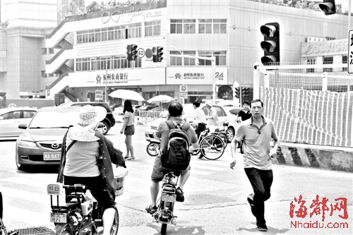 福州：難熬暴曬行人闖紅燈 警方稱將增設(shè)遮陽傘