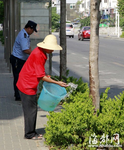 福州市民響應(yīng)“一桶水”行動 千人接力護綠