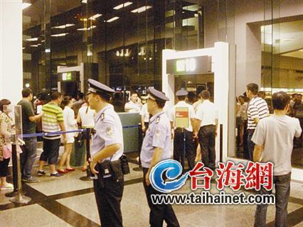 廈門機(jī)場(chǎng)上演“炸彈驚魂” 一黑車司機(jī)沒(méi)客泄憤造謠