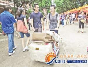 大學(xué)新生入學(xué)裝備破萬元 手機(jī)電腦成標(biāo)配