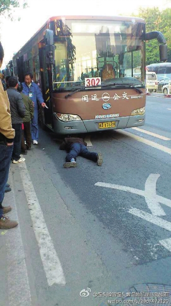 老人倒地 福州公交司機(jī)先找人作證再扶人引發(fā)爭(zhēng)論