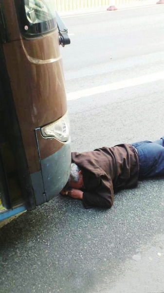 老人倒地 福州公交司機先找人作證再扶人引發(fā)爭論