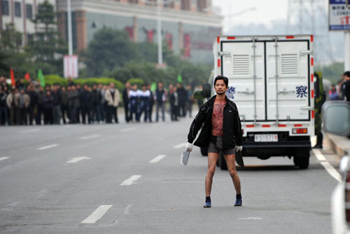 廣東鬧市索錢(qián)