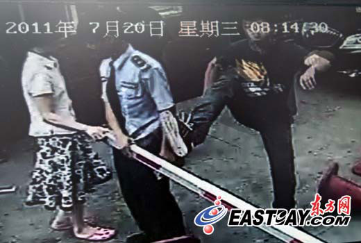 男子拒付5元停車(chē)費(fèi)拳打保安:“我爸是警察”