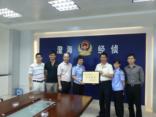 異地用警端掉制假窩點(diǎn) 五省聯(lián)動(dòng)斬?cái)嗬骀湕l