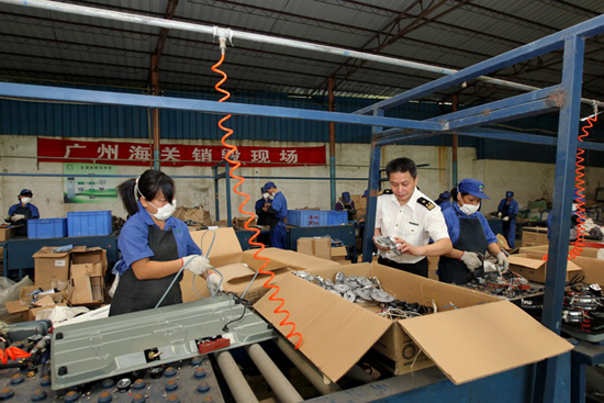 廣州海關(guān)對沒收的侵權(quán)貨物進(jìn)行無害化銷毀
