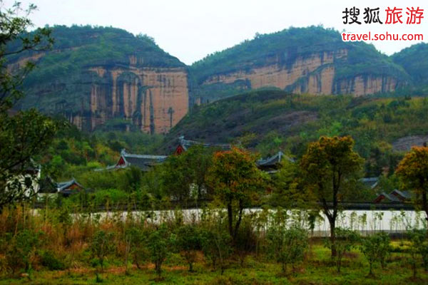 廣西龍虎山 聽(tīng)55歲美女導(dǎo)游少女般的山歌