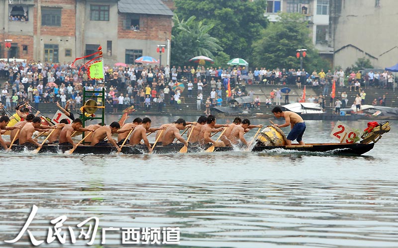 高清組圖：廣西融安“群龍競(jìng)渡鬧融江”