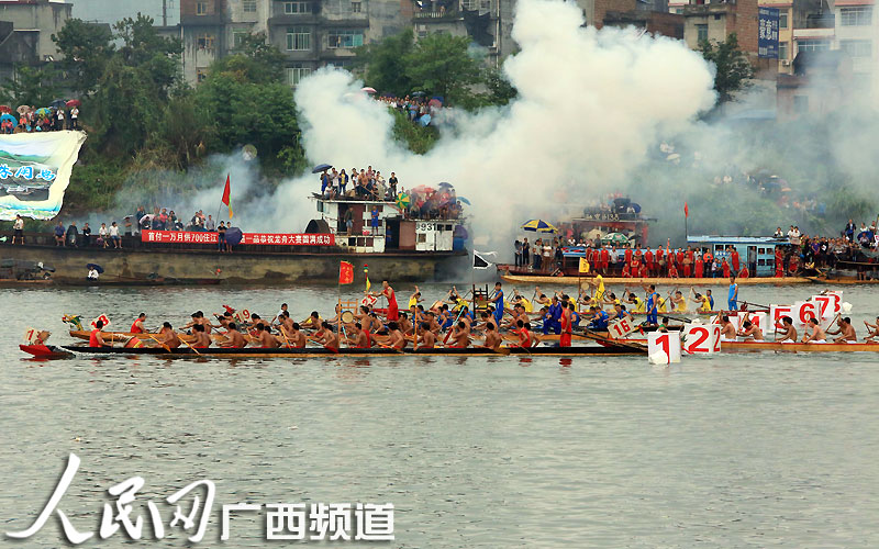 高清組圖：廣西融安“群龍競渡鬧融江”