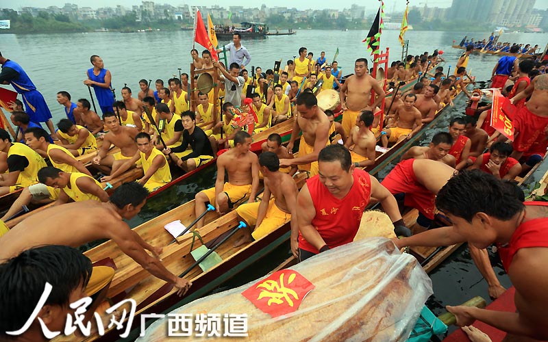 高清組圖：廣西融安“群龍競(jìng)渡鬧融江”