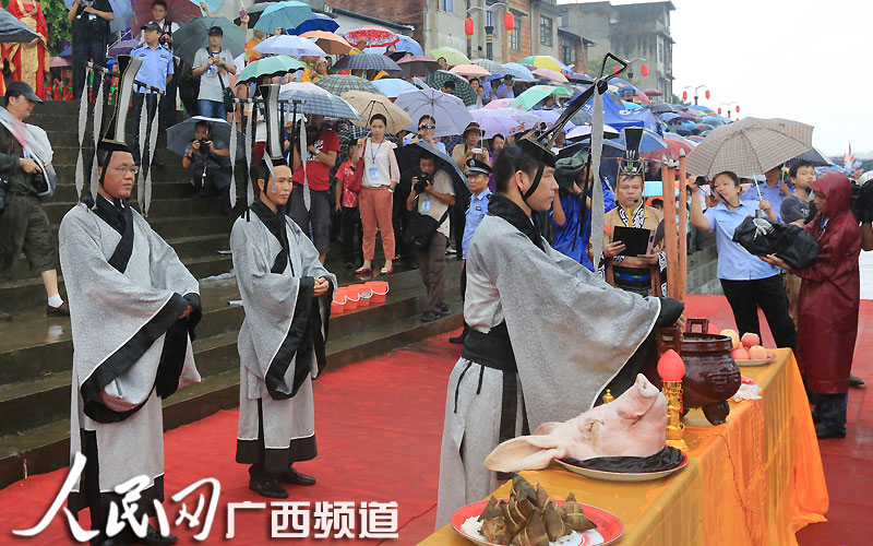 高清組圖：廣西融安“群龍競(jìng)渡鬧融江”