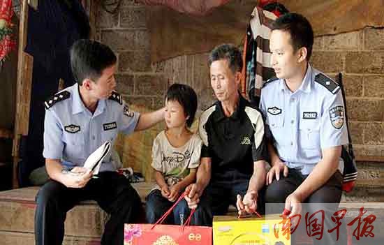 “赤腳警察”兩年走壞五六雙鞋 為鄉(xiāng)親辦“小事”