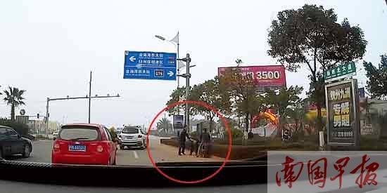 兩消防戰(zhàn)士路見不平 擒獲兩名飛車搶奪嫌疑人