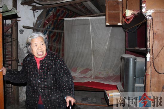 面對(duì)智殘的兒子和孫女 八旬阿婆照顧多年不離不棄