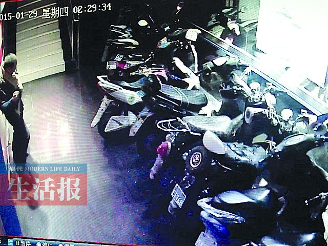 偷車(chē)賊喝得爛醉竟還踉踉蹌蹌偷車(chē) 全程被拍