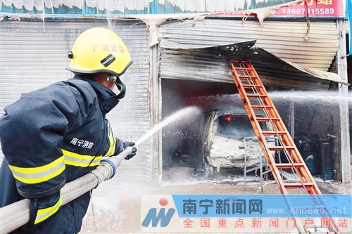 長(zhǎng)堽路汽修店大火現(xiàn)場(chǎng)觸目驚心 14輛車被燒剩鐵殼