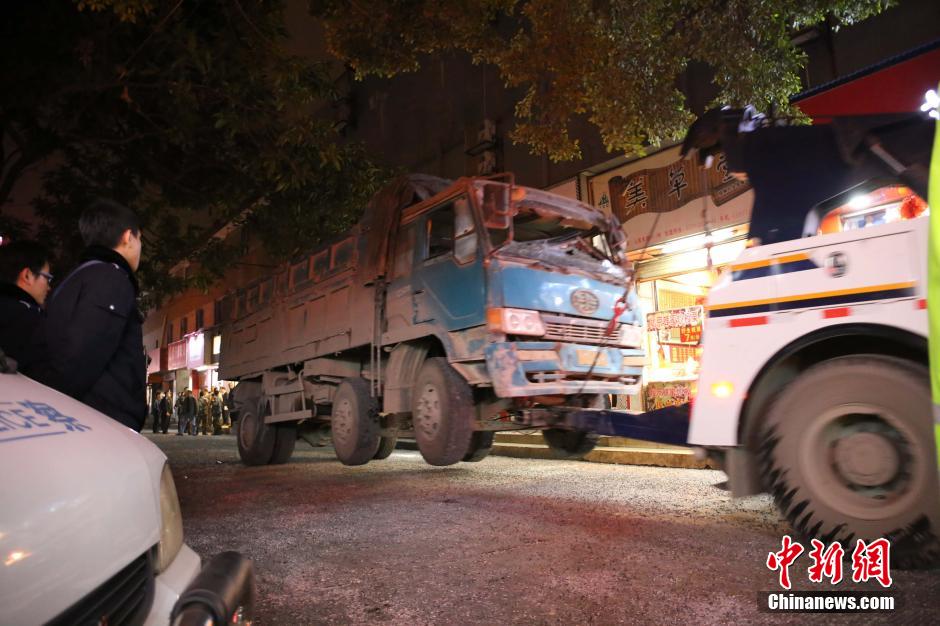 瀝青運(yùn)輸車側(cè)翻 瀝青傾倒街邊小孩遭到掩埋