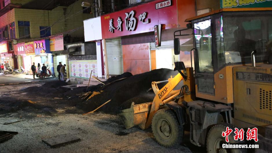 瀝青運輸車側翻 瀝青傾倒街邊小孩遭到掩埋