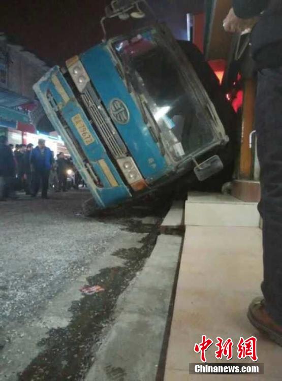 瀝青運輸車側翻 瀝青傾倒街邊小孩遭到掩埋