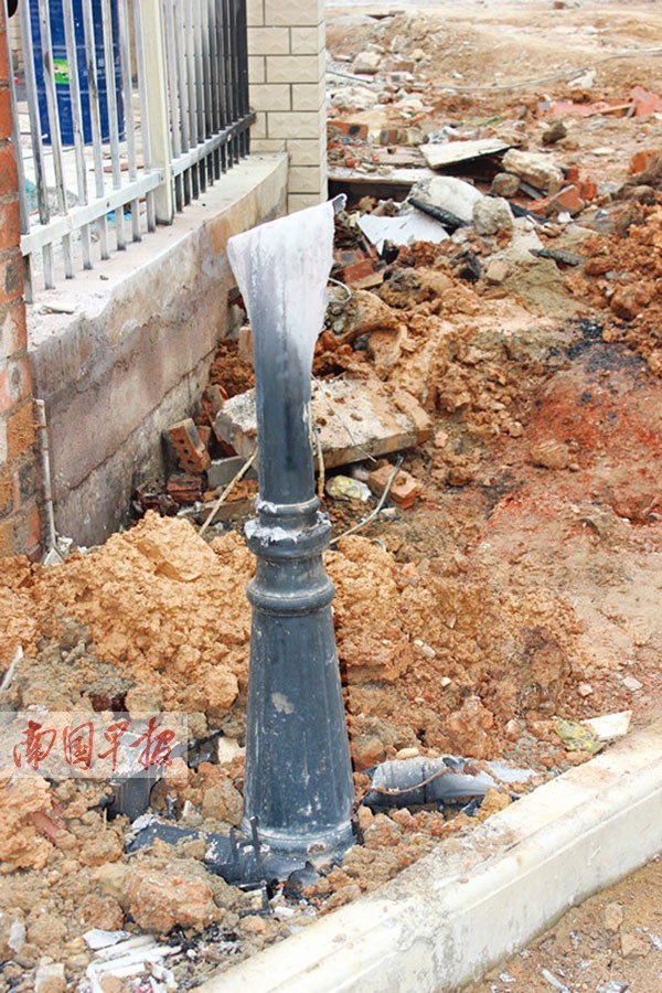 烤火烤破地下燃?xì)饽z管 火苗燒熔路燈烤碎玻璃