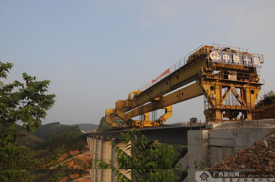 云桂鐵路廣西段南寧境內(nèi)橋梁全部架設(shè)完成(圖)
