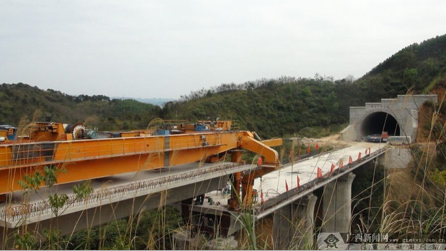 云桂鐵路廣西段南寧境內(nèi)橋梁全部架設(shè)完成(圖)