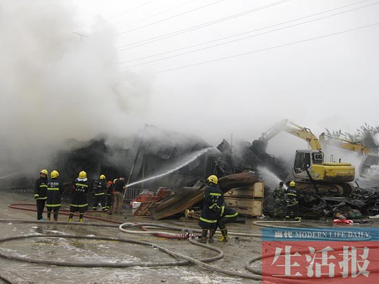 南寧一物流倉(cāng)庫(kù)凌晨突發(fā)大火 倉(cāng)庫(kù)被燒成渣(組圖)