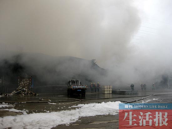 南寧一物流倉(cāng)庫(kù)凌晨突發(fā)大火 倉(cāng)庫(kù)被燒成渣(組圖)