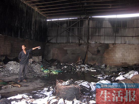 南寧一物流倉(cāng)庫(kù)凌晨突發(fā)大火 倉(cāng)庫(kù)被燒成渣(組圖)