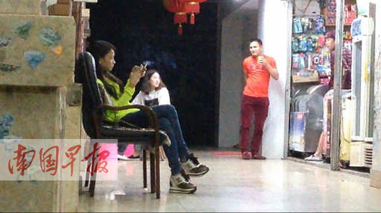 酒托女用軟件“釣”男子來消費 記者采訪手機被砸