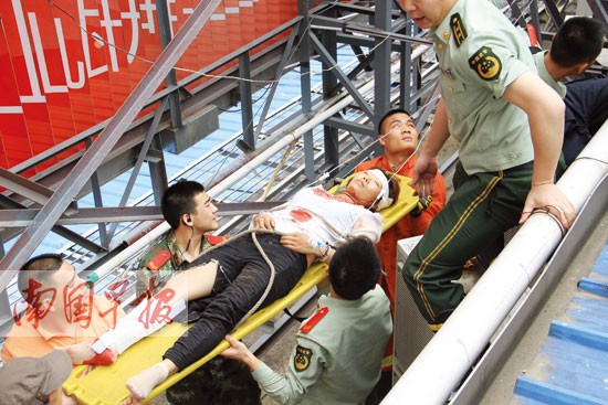 安裝廣告牌時腳手架繩索突然斷裂 4名工人墜樓傷