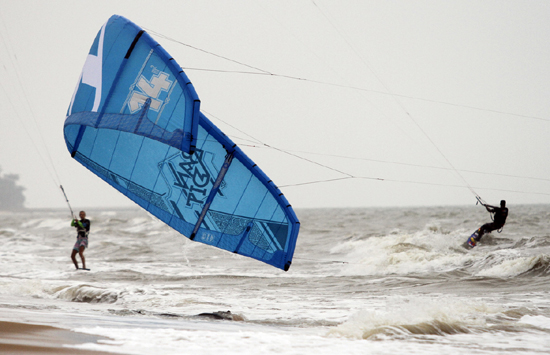 2013世界職業(yè)風(fēng)箏沖浪巡回賽海口站正式開賽
